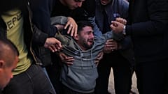 فلسطيني يودّع أفرادًا من عائلته قُتلوا بنيران إسرائيلية، خلال مراسم تشييع جثامينهم في مستشفى الشفاء بمدينة غزة، السبت 20 ديسمبر/كانون الأول 2025.