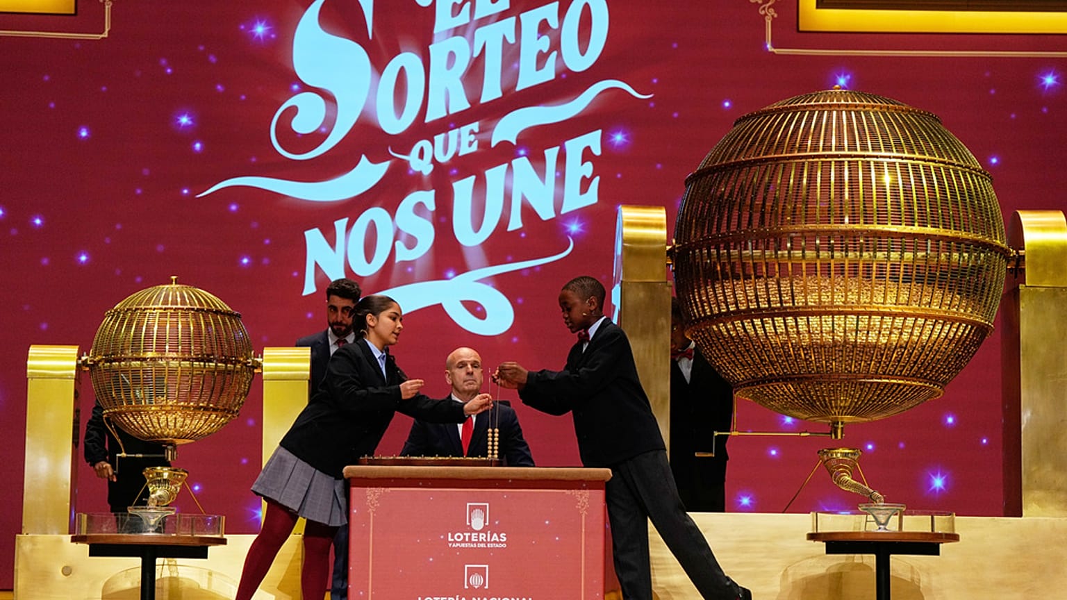 Niños de la escuela San Ildefonso de Madrid durante el sorteo anual de la lotería de Navidad, en Madrid, el 22 de diciembre de 2025.