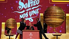 Niños de la escuela San Ildefonso de Madrid durante el sorteo anual de la lotería de Navidad, en Madrid, el 22 de diciembre de 2025.