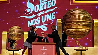 Niños de la escuela San Ildefonso de Madrid durante el sorteo anual de la lotería de Navidad, en Madrid, el 22 de diciembre de 2025.