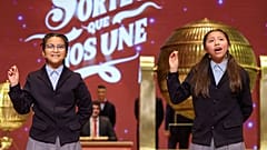 Las niñas de San Ildefonso, Alba Yadira Machaca e Italy Andrea Blanco, tras cantar el premio Gordo de la Lotería de Navidad en 2025.