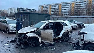 Un investigador trabaja en el lugar donde el teniente general Fanil Sarvarov fue asesinado por un artefacto explosivo colocado bajo su coche en Moscú. Lunes, 22 de diciembre de 2025
