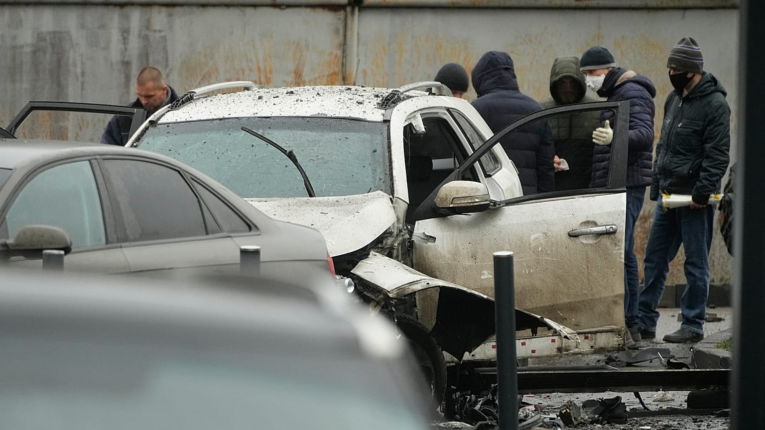 Śledczy pracują w miejscu, gdzie zginął generał broni Fanil Sarvarov, szef Dyrekcji Szkolenia Operacyjnego Sztabu Generalnego Sił Zbrojnych Rosji, 22.12.2025 r.