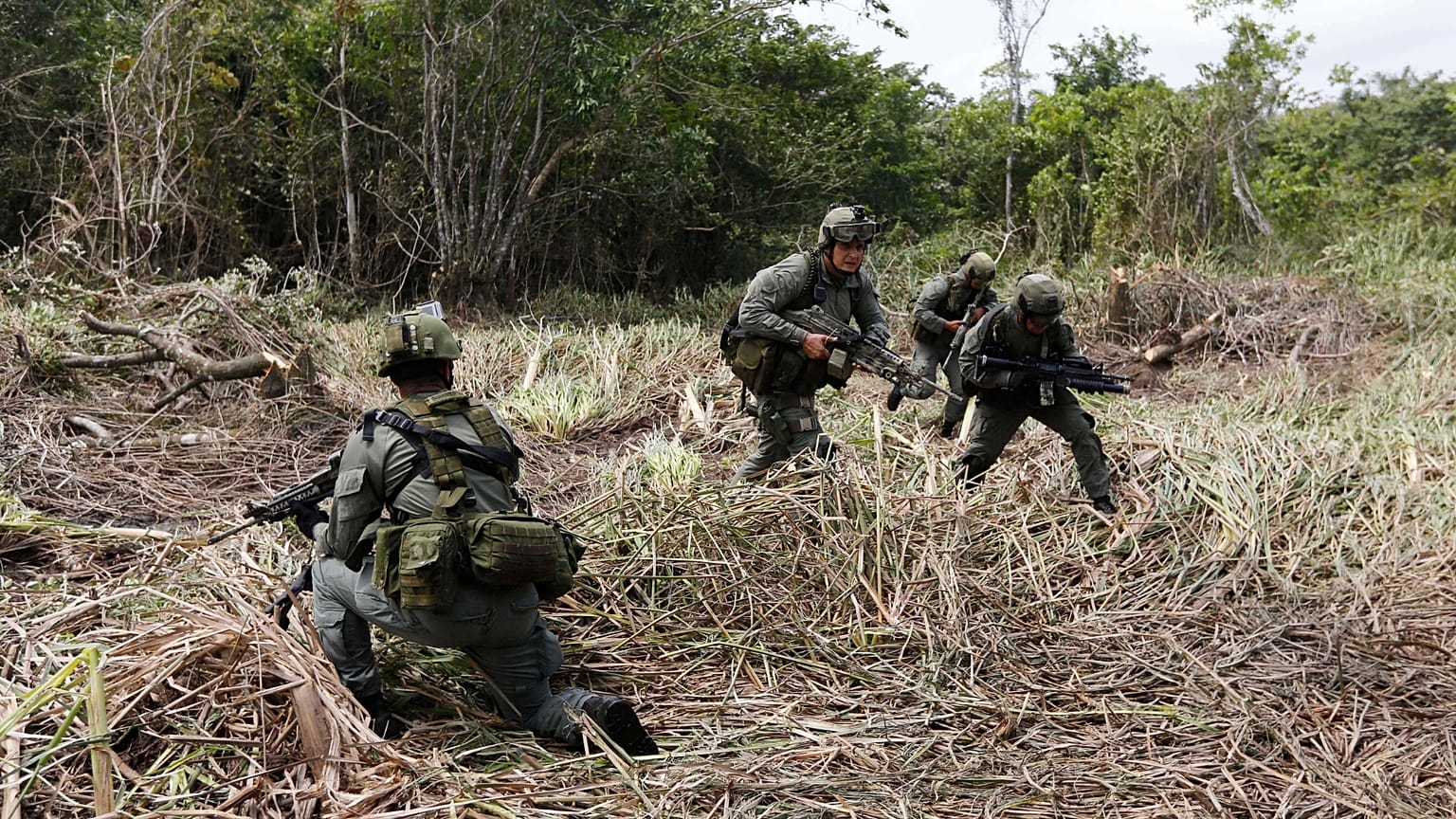 En esta imagen de archivo de 2015, el Ejército colombiano realiza operaciones en la región del Chocó.