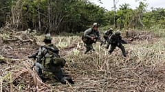 En esta imagen de archivo de 2015, el Ejército colombiano realiza operaciones en la región del Chocó.