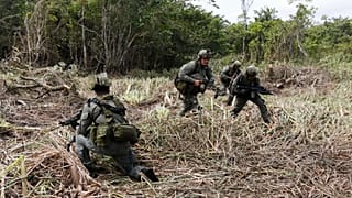 En esta imagen de archivo de 2015, el Ejército colombiano realiza operaciones en la región del Chocó.