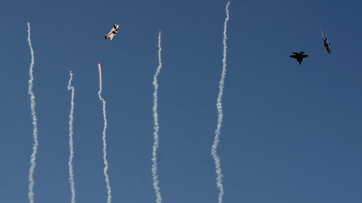 صورة تعبيرية- طائرات مقاتلة من طراز إف-35 لايتنينغ تحلق فوق ملعب ديفيد بوث التذكاري في كانساس قبل مباراة كرة القدم الجامعية بين كانساس وفريسنو ستيت يوم السبت 23 أغسطس 2025 في 