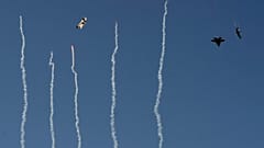 صورة تعبيرية- طائرات مقاتلة من طراز إف-35 لايتنينغ تحلق فوق ملعب ديفيد بوث التذكاري في كانساس قبل مباراة كرة القدم الجامعية بين كانساس وفريسنو ستيت يوم السبت 23 أغسطس 2025 في 