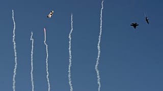 صورة تعبيرية- طائرات مقاتلة من طراز إف-35 لايتنينغ تحلق فوق ملعب ديفيد بوث التذكاري في كانساس قبل مباراة كرة القدم الجامعية بين كانساس وفريسنو ستيت يوم السبت 23 أغسطس 2025 في 