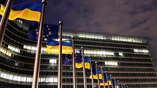 پرچم اوکراین در مقر اتحادیه اروپا در بروکسل