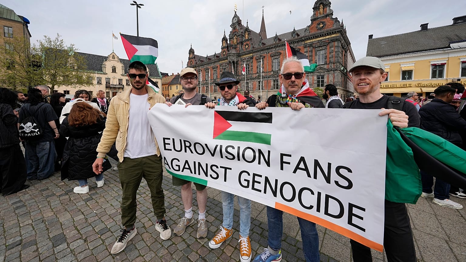 Manifestantes seguram uma faixa durante uma manifestação pró-palestiniana a favor da exclusão de Israel da Eurovisão - 2024