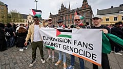 Des manifestants tiennent une banderole lors d'une manifestation pro-palestinienne pour l'exclusion d'Israël de l'Eurovision - 2024