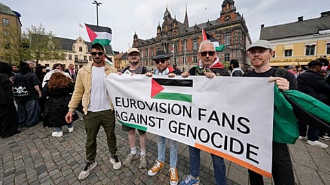 Des manifestants tiennent une banderole lors d'une manifestation pro-palestinienne pour l'exclusion d'Israël de l'Eurovision - 2024