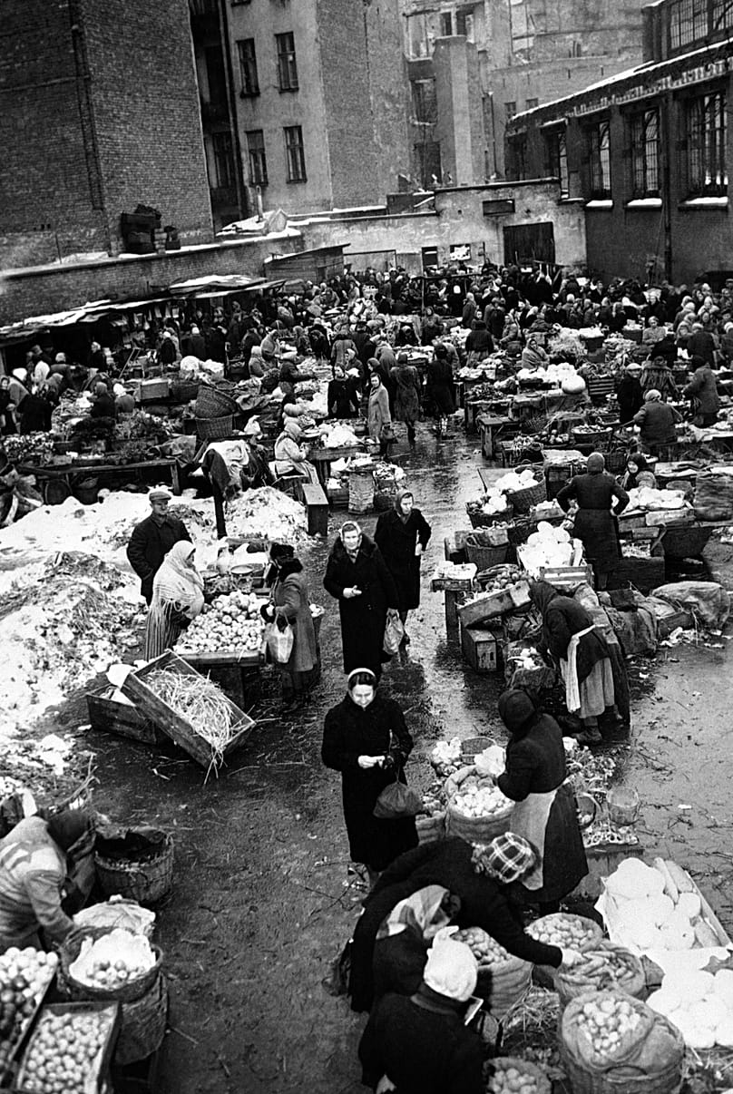 Vista geral de um mercado de legumes ao ar livre bem abastecido, em Varsóvia, a 17 de dezembro de 1946. 