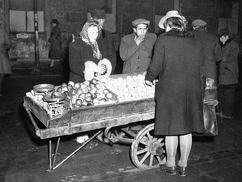 Carrinho de rua com fruta para venda, 17 de dezembro de 1946, Varsóvia.