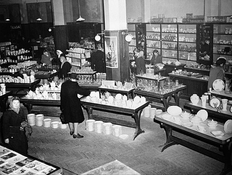 Artigos para o lar em exposição no rés-do-chão de um grande armazém em Varsóvia, 17 de dezembro de 1946.