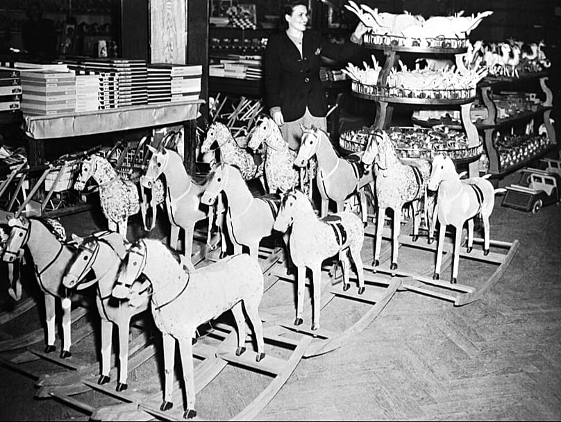 Vista geral de brinquedos para crianças expostos para venda numa das grandes lojas de Varsóvia, a 17 de dezembro de 1946. (Foto AP / Michael Nash)