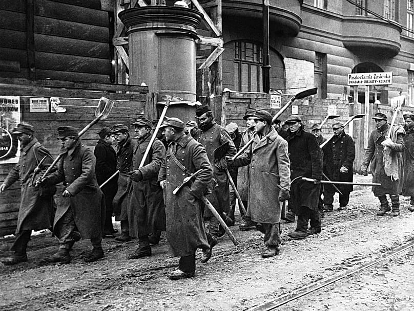 Um grupo de prisioneiros de guerra alemães