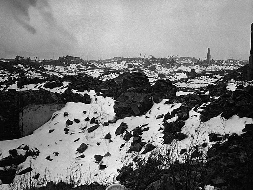 Vista panorâmica do Gueto de Varsóvia em ruínas, em Varsóvia, a 14 de dezembro de 1946 - um espaço ainda sem vida, um deserto interminável de pilhas de tijolos e escombros.