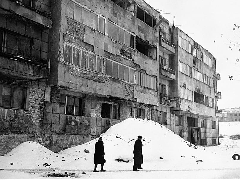 Um bloco de apartamentos perto da ponte Poniatowski em Varsóvia, 15 de dezembro de 1946 