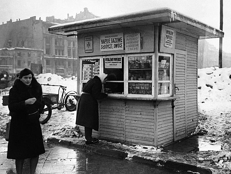 Uma pequena banca de mercado temporária de madeira erguida num local bombardeado em Varsóvia, a 14 de dezembro de 1946.