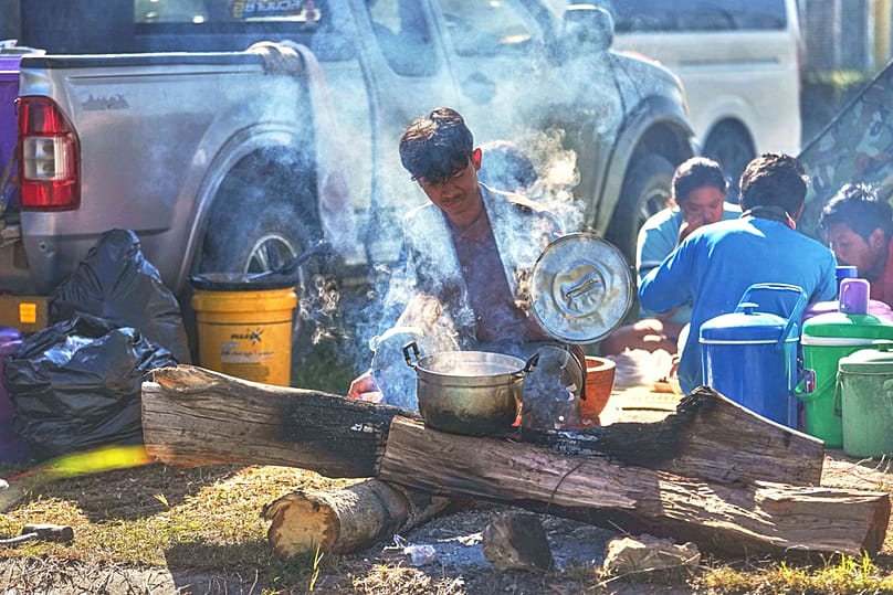 أحد السكان التايلانديين المتضررين من القتال بين تايلاند وكمبوديا على طول الحدود يطبخ في مركز إجلاء بمقاطعة سورين، تايلاند، يوم الثلاثاء 16 ديسمبر 2025.