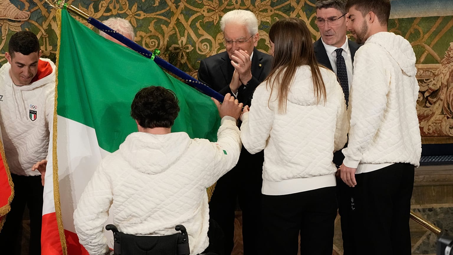 Il presidente della Repubblica Mattarella alla cerimonia di consegna della bandiera italiana 