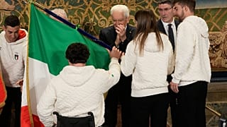 Il presidente della Repubblica Mattarella alla cerimonia di consegna della bandiera italiana 