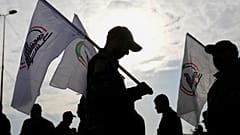 أفراد يحملون أعلام الحشد الشعبي ، في بغداد، العراق، الأحد 4 فبراير/شباط 2024.