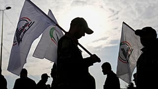 أفراد يحملون أعلام الحشد الشعبي ، في بغداد، العراق، الأحد 4 فبراير/شباط 2024.