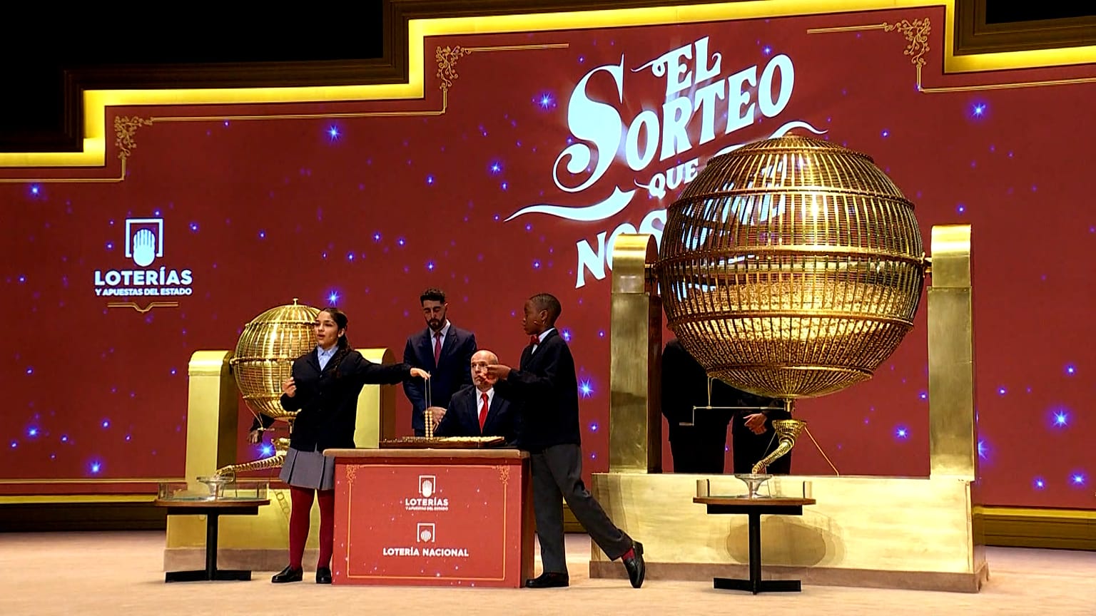 Lotteria di Natale 2025, Madrid, Spagna: i bambini cantano il numero del primo premio durante l'estrazione al Teatro Real, il 22 dicembre 2025.