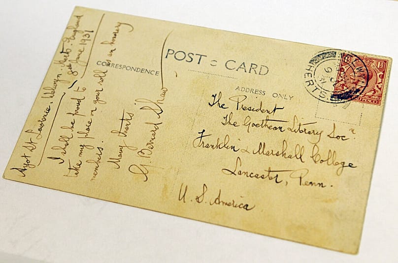 صورة لبطاقة بريدية كتبها جورج برنارد شو، محفوظة ضمن أرشيف مكتبة كلية فرانكلين ومارشال لشخصيات بارزة من إدغار آلان بو إلى ألبرت أينشتاين.