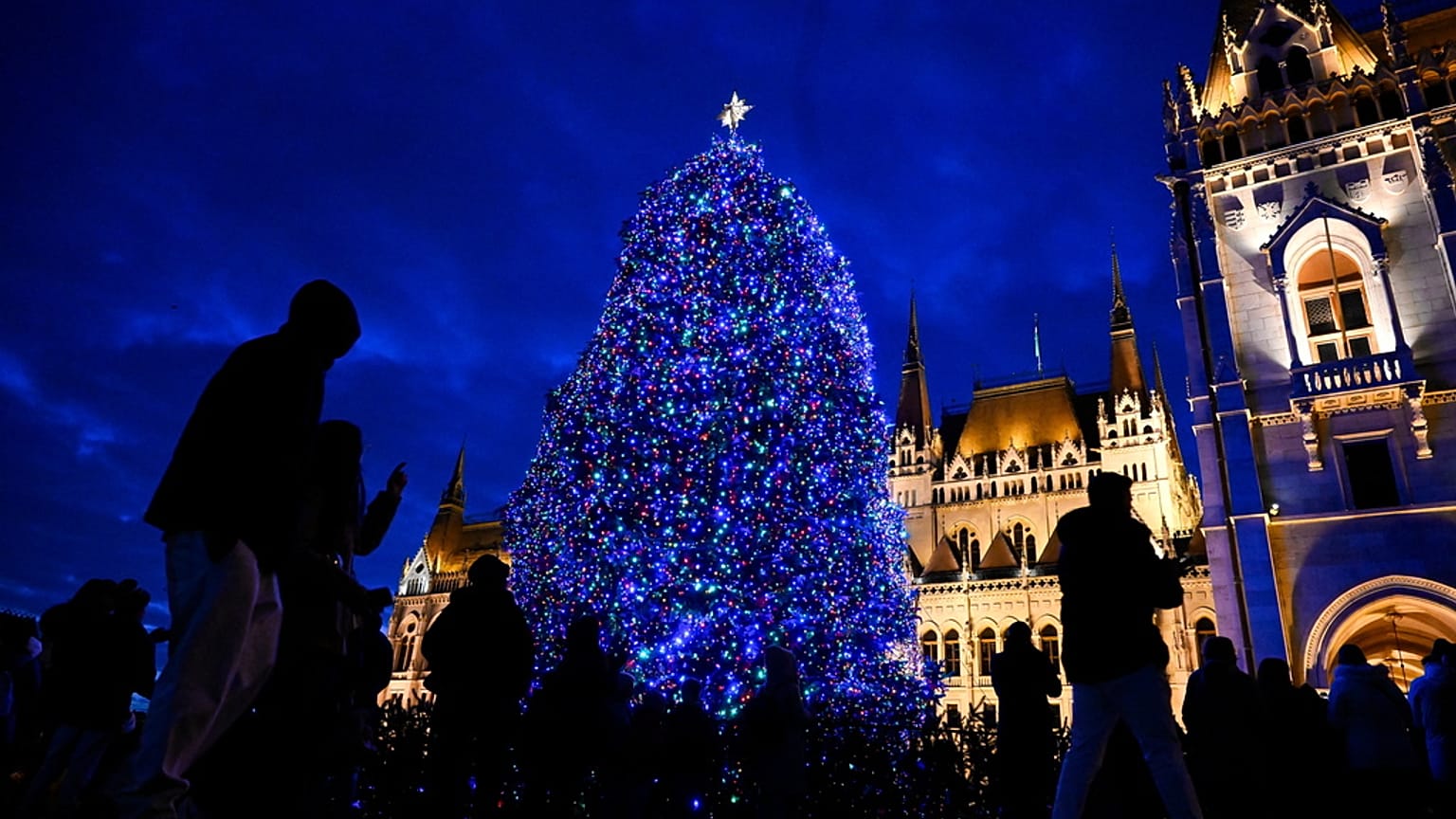 Az ország karácsonyfája a Parlament épülete előtt Budapesten