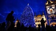 Az ország karácsonyfája a Parlament épülete előtt Budapesten