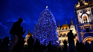 Az ország karácsonyfája a Parlament épülete előtt Budapesten