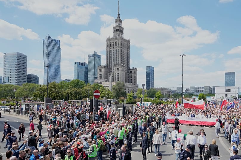 Egy tüntetés Varsó központjában, 2025. májusában