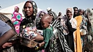 نساء نازحات من مدينة الفاشر يقفن في طابور لتلقي مساعدات غذائية بولاية شمال السودان، في 16 نوفمبر 2025.