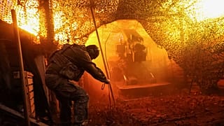 Ukrán tüzér a frontvonalban