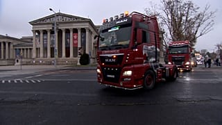 A fuvarozók érdekeiért és az útdíjemelések ellen tüntettek a kamionosok Budapesten.