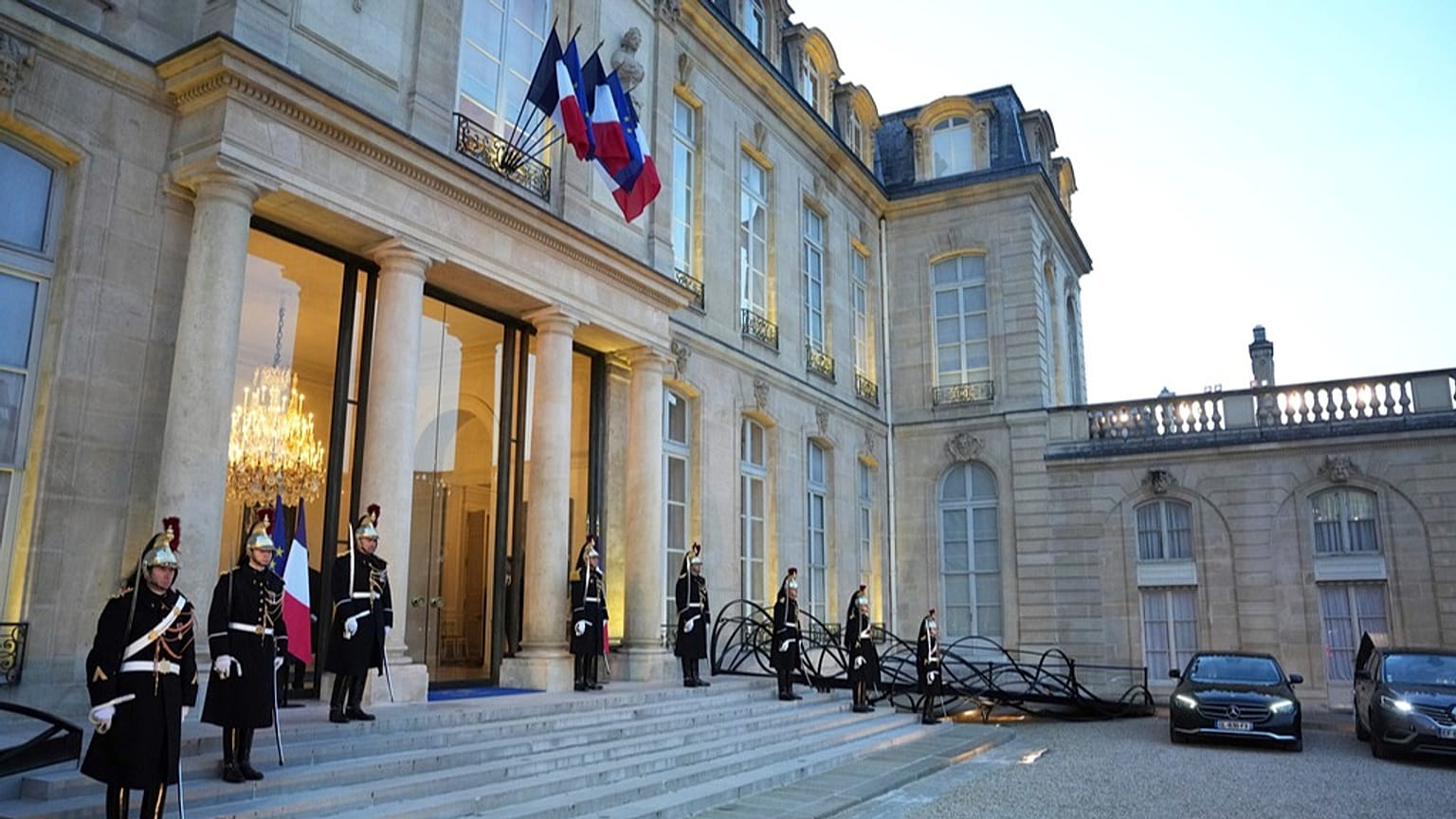 حرس الجمهورية يقفون خارج قصر الإليزيه في باريس، بتاريخ 17 فبراير 2025.