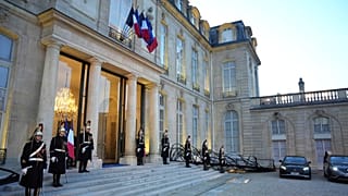 حرس الجمهورية يقفون خارج قصر الإليزيه في باريس، بتاريخ 17 فبراير 2025.