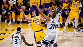 ФАЙЛ: Защитник "Лос-Анджелес Лейкерс" Лука Дончич идет к корзине против центрового "Миннесоты Тимбервулвз" Руди Гоберта и форварда Джейдена Макдэниелса в Лос-Анджелесе, 22 апреля 2025 г.