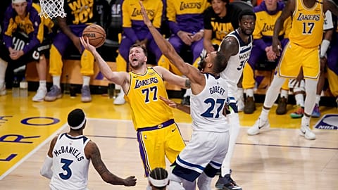 DOSYA: Los Angeles Lakers guardı Luka Doncic, Minnesota Timberwolves pivotu Rudy Gobert ve forvet Jaden McDaniels'a karşı potaya gidiyor, Los Angeles, 22 Nisan 2025