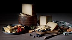 FILE - In questa immagine pubblicata venerdì 22 novembre 2024, una tavola di diversi formaggi. Formaggi europei per il Ringraziamento: Un tocco gourmet e autentico. 