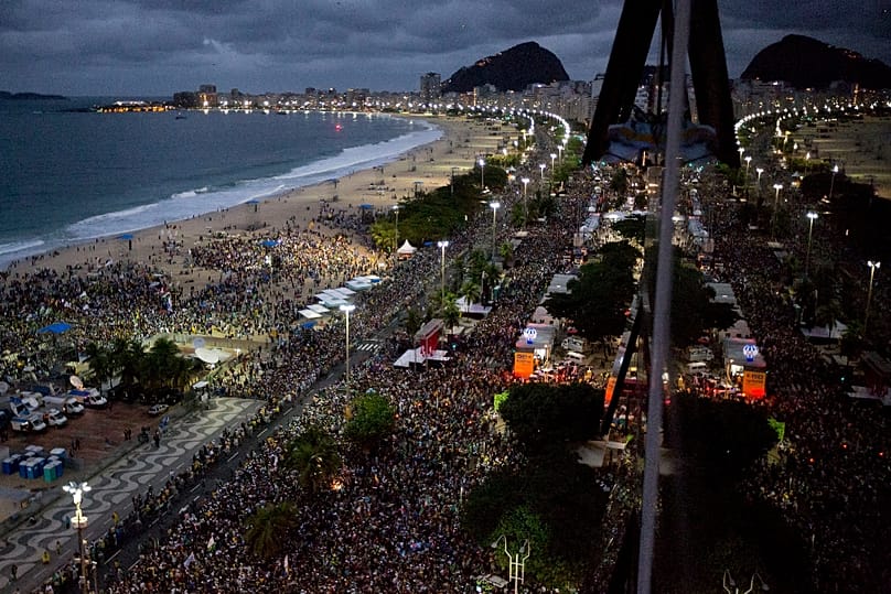 Az Ifjúsági Világtalálkozó részvevői a riói Copacabana strandon várják Ferenc pápát, 2013. július 25-én