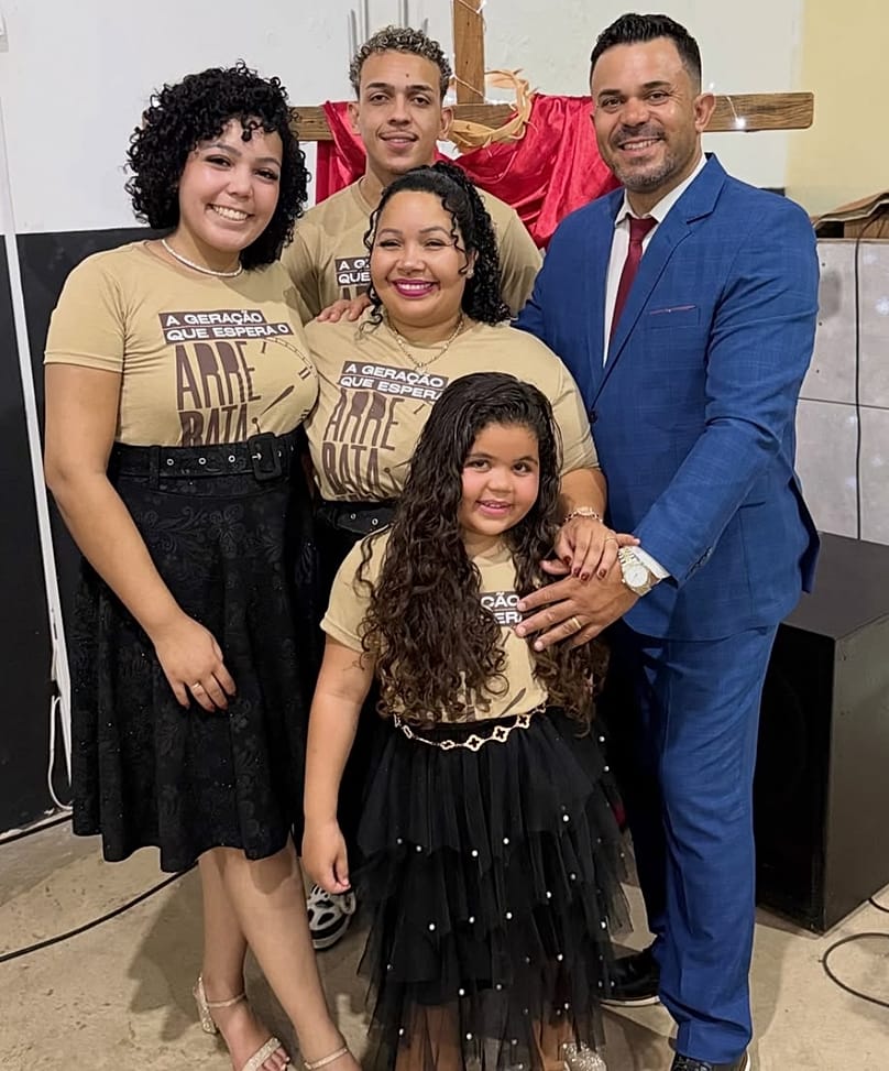 Ester Souza a szüleivel és két idősebb testvérével