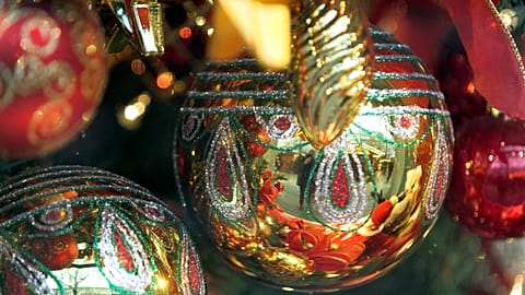 Des bombes sont accrochées aux arbres de Noël dans un centre commercial de Berlin, Allemagne, vendredi 22 décembre 2006, 