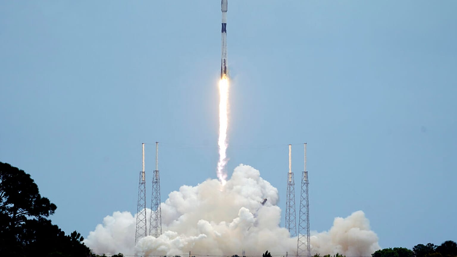 Un razzo Falcon 9 di SpaceX con un lotto di 53 satelliti Starlink decolla dal complesso di lancio spaziale 40 presso la Cape Canaveral Space Force Station