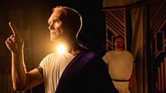L'attore Ian Currie nel Giulio Cesare