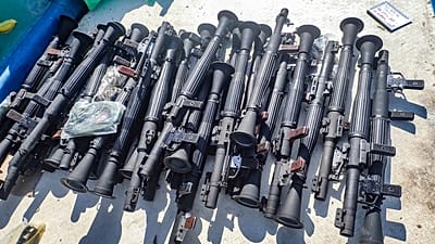 صورة تعبيرية- صورة التي نشرتها البحرية الأمريكية تظهر المدمرة الصاروخية الموجهة يو إس إس وينستون إس تشرشل وهي تقتحم مركباً شراعياً بلا جنسية ق